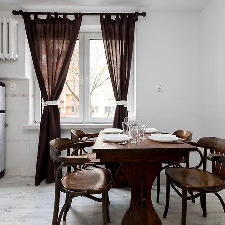 Metro Wilanowska 3-bedroom Apartmán